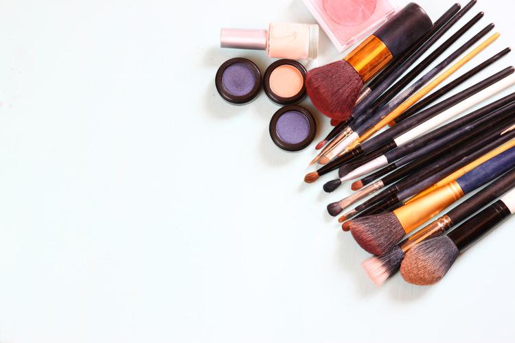 家居美妝新趨勢 白色背景下的彩妝與家電融合